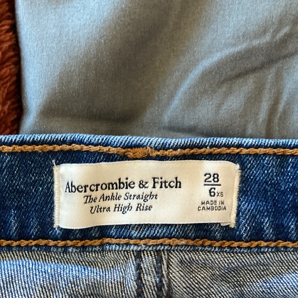 Dark wash destroyed mom jeans - Picture 3 of 3